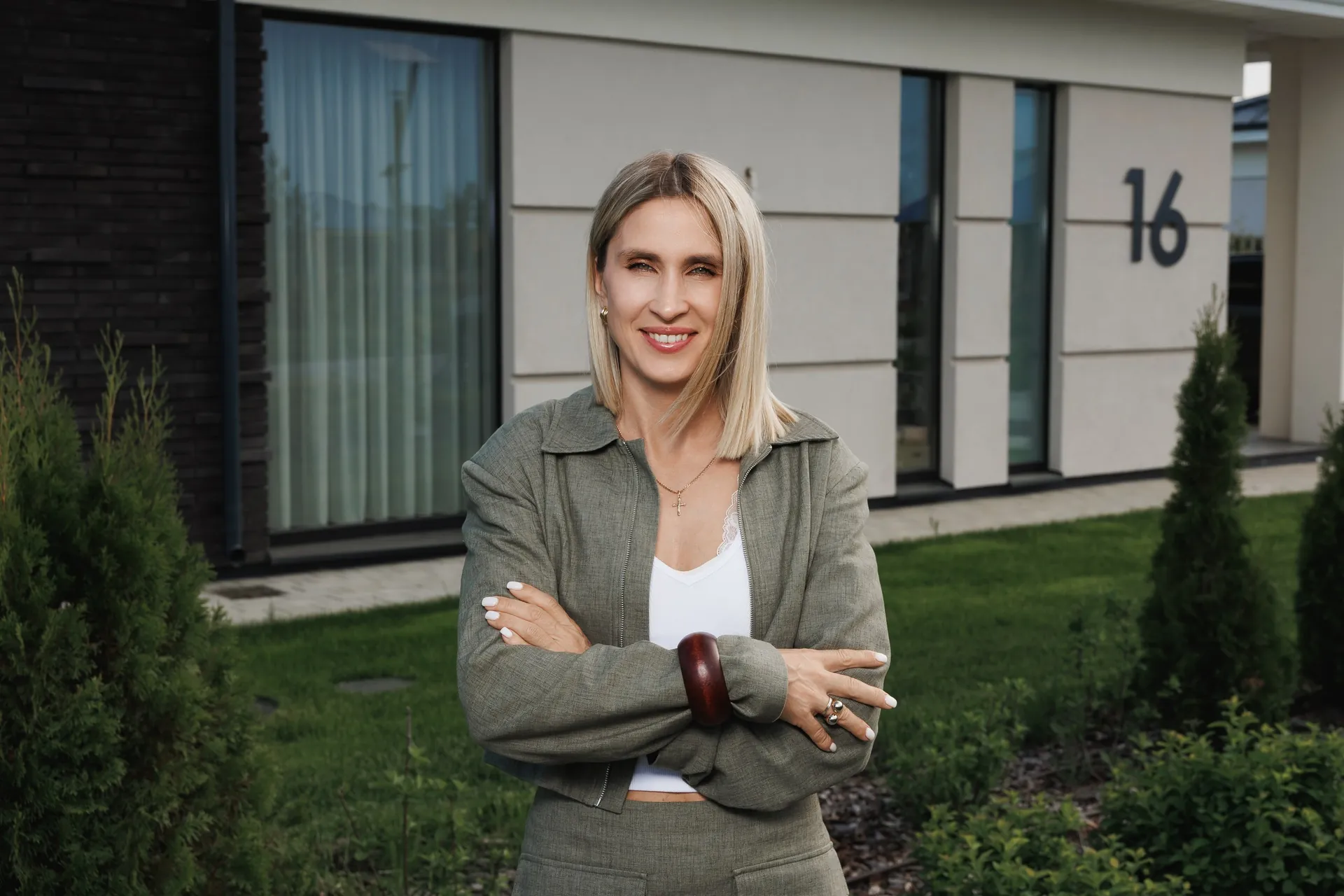Представитель Stella Group на фоне готового дома